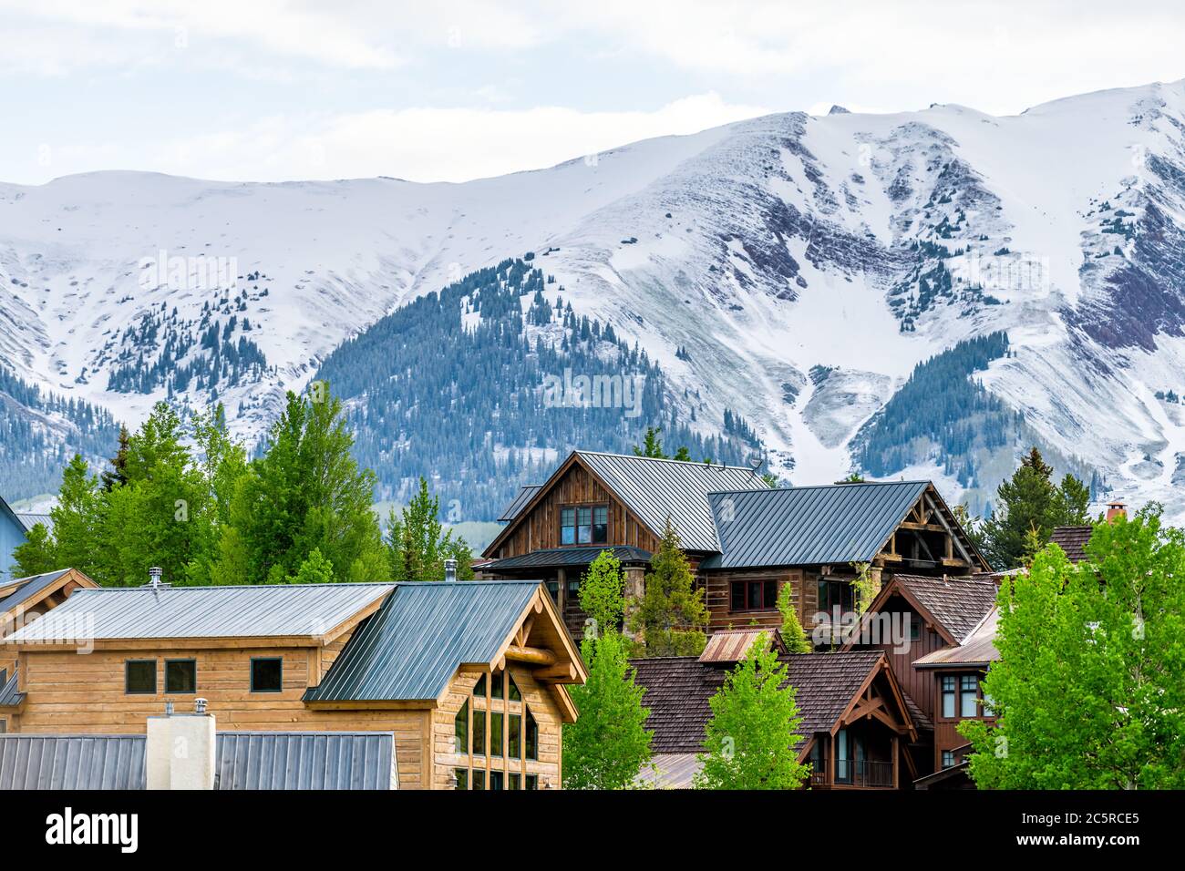 Mount Crested Butte, village du Colorado en été le matin avec des maisons au flanc de colline sur des collines et des arbres verts d'Aspen près Banque D'Images