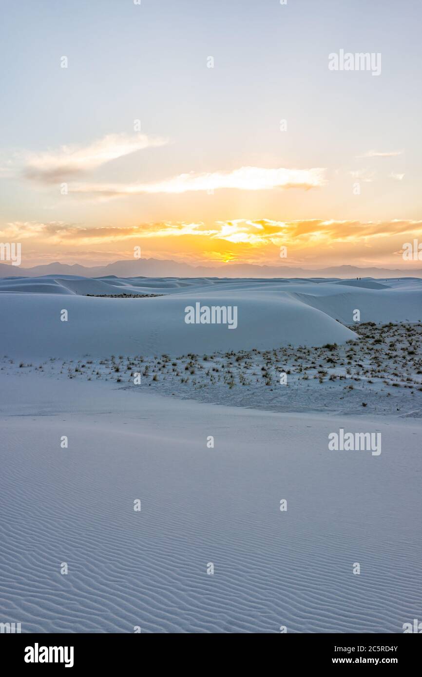 Dunes de sable blanc parc national monument vue verticale au Nouveau-Mexique avec horizon au coucher du soleil avec silhouette des montagnes Organ Banque D'Images