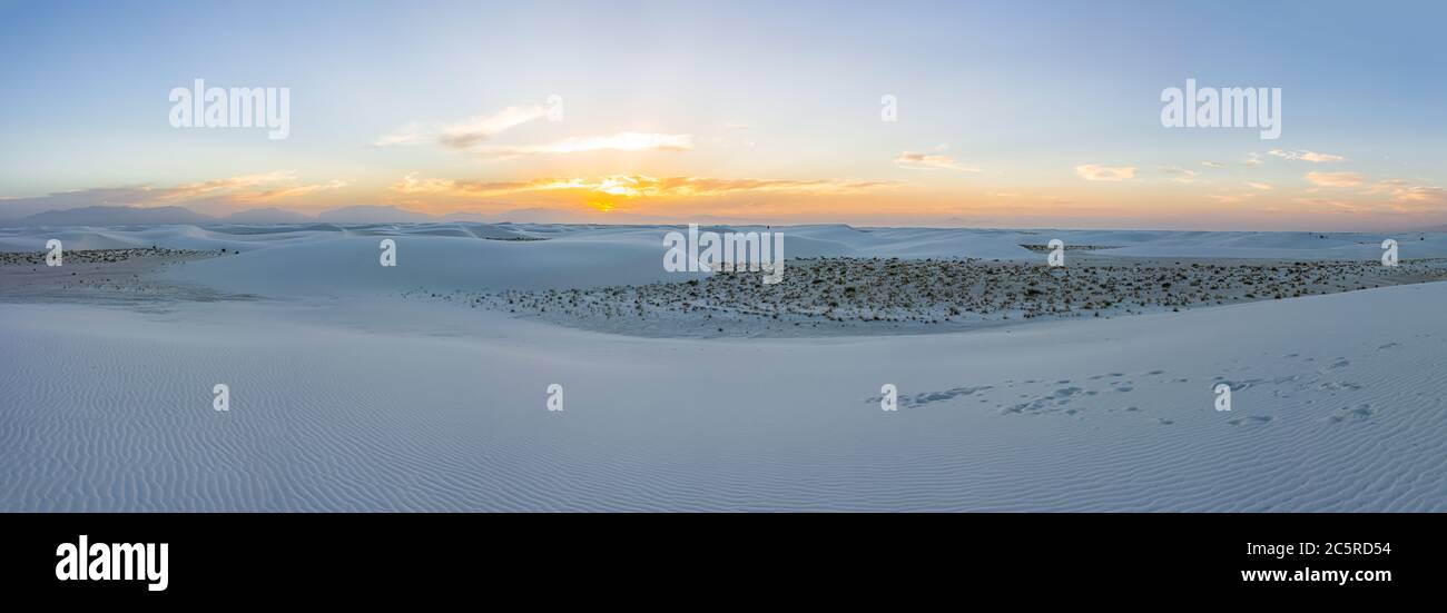 Dunes de sable blanc monument national parc panoramique vue panoramique au Nouveau-Mexique avec horizon au coucher du soleil avec silhouette des montagnes Organ Banque D'Images