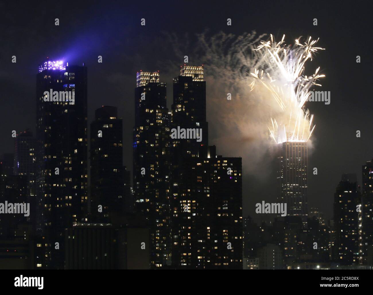 Weehawken, États-Unis. 04e juillet 2020. Freworks illumine l'Empire State Building et les gratte-ciel de Manhattan pour le spectacle annuel de feux d'artifice du 4 juillet de Macy, le samedi 4 juillet 2020, à Weehawken, New Jersey. Macy's a mis sur le dernier de ce qui était plusieurs petits feux d'artifice non annoncés pour les vacances du 4 juillet. La ville de New York se prépare à entrer dans la phase 3 d'un plan de réouverture en quatre parties le 6 juillet après avoir été fermée pendant près de 4 mois en raison de la COVID-19. Photo de John Angelillo/UPI crédit: UPI/Alay Live News Banque D'Images