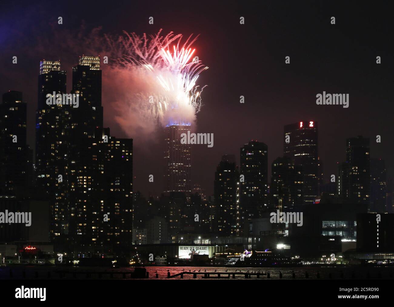 Weehawken, États-Unis. 04e juillet 2020. Freworks illumine l'Empire State Building et les gratte-ciel de Manhattan pour le spectacle annuel de feux d'artifice du 4 juillet de Macy, le samedi 4 juillet 2020, à Weehawken, New Jersey. Macy's a mis sur le dernier de ce qui était plusieurs petits feux d'artifice non annoncés pour les vacances du 4 juillet. La ville de New York se prépare à entrer dans la phase 3 d'un plan de réouverture en quatre parties le 6 juillet après avoir été fermée pendant près de 4 mois en raison de la COVID-19. Photo de John Angelillo/UPI crédit: UPI/Alay Live News Banque D'Images