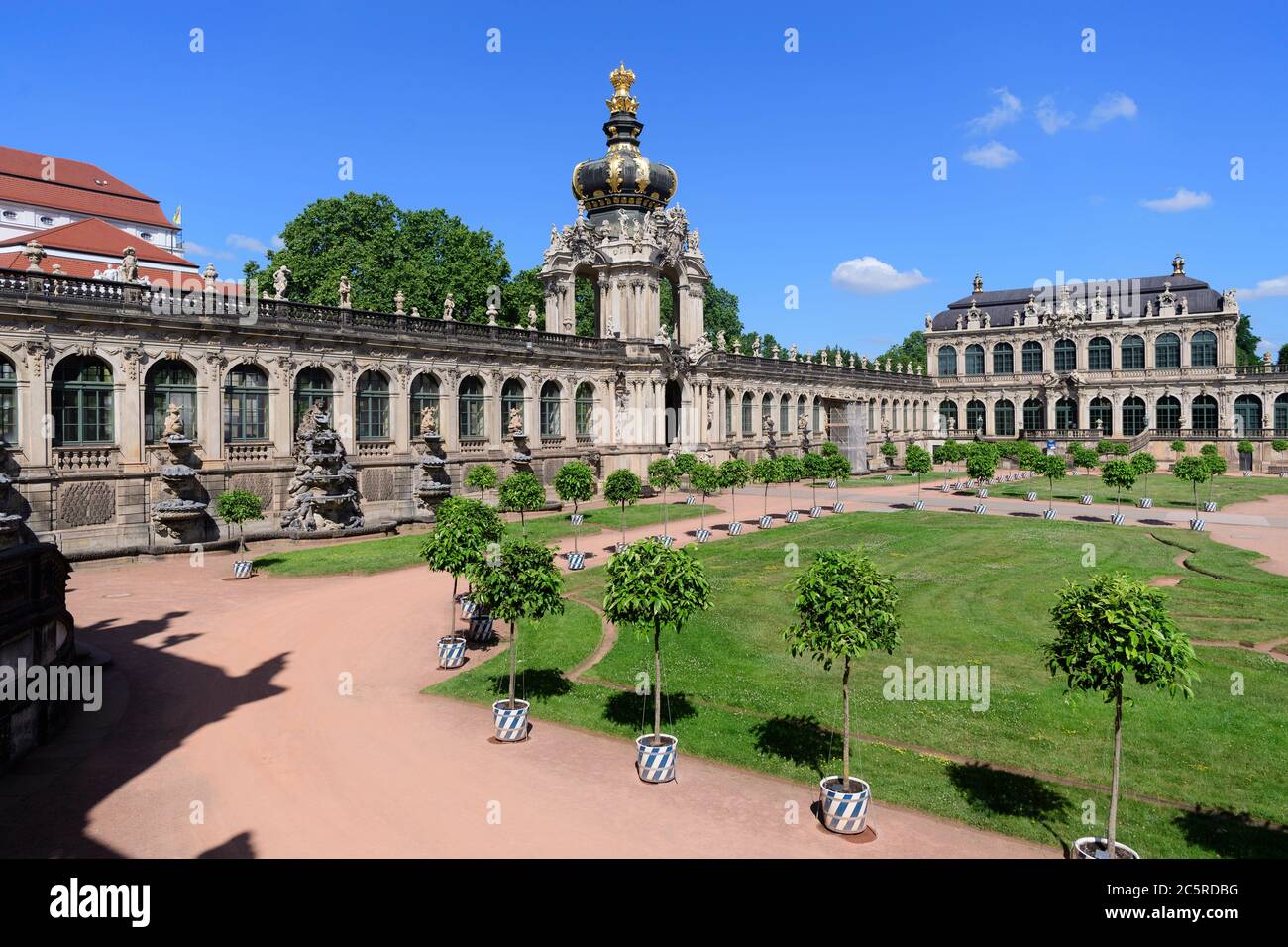 Dresde, Allemagne. 24 juin 2020. Vue sur le Zwinger de Dresde avec la longue Galerie (l), la porte de la Couronne et le salon mathématique-physique des collections d'art de Dresde (SKD), avec des orangers au premier plan. Crédit : Robert Michael/dpa-Zentralbild/dpa/Alay Live News Banque D'Images