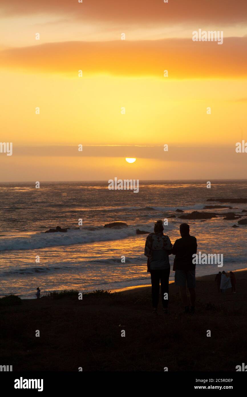 Les gens regardent le coucher du soleil sur Moonstone Beach Cambria Californie Banque D'Images