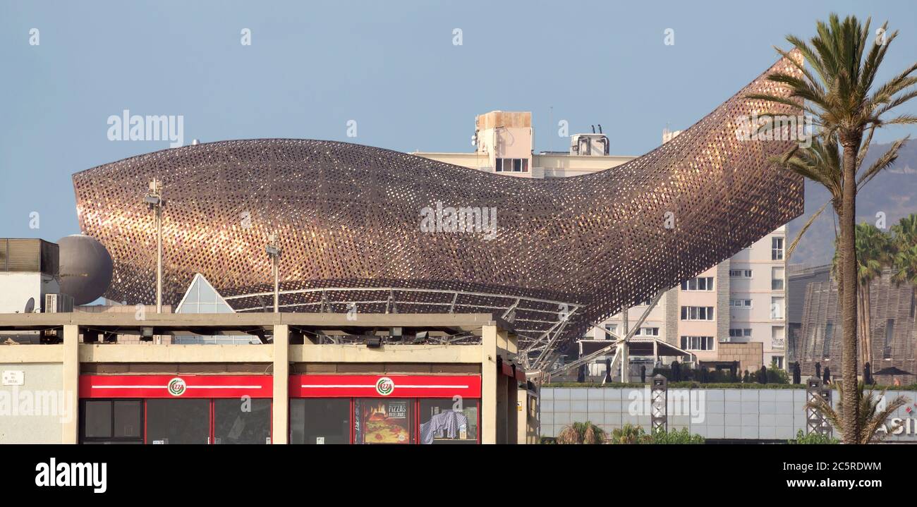 BARCELONE, ESPAGNE - 12 JUILLET 2015 : la sculpture moderne El Peix d'Or de Frank Gehry est située à Vila Olimpica, village olympique pour les 1992 LO Banque D'Images