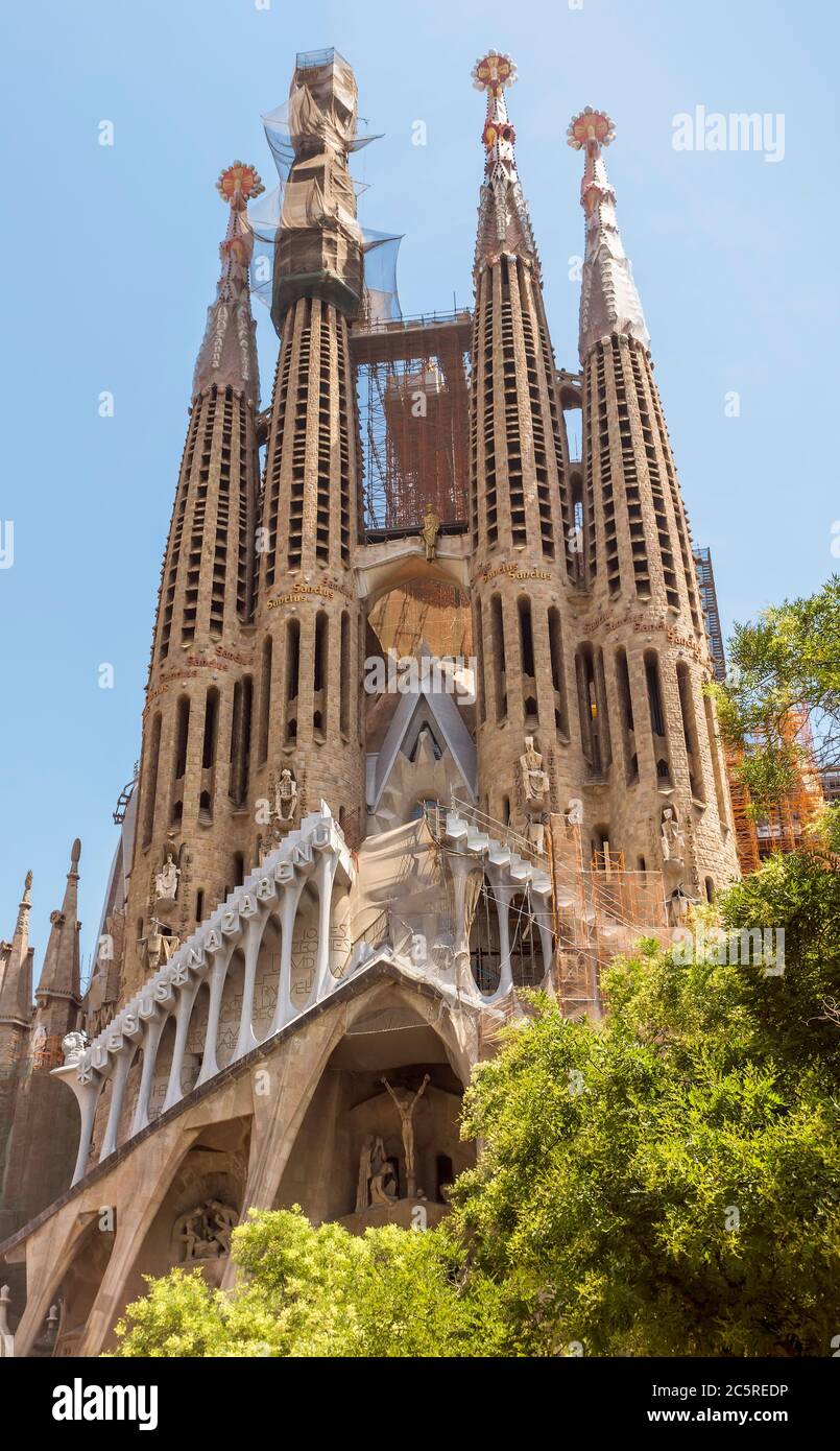 BARCELONE, ESPAGNE - 6 JUILLET 2015 : la Sagrada Familia - l'impressionnante cathédrale conçue par Gaudi, qui est construite depuis le 19 mars 1882 et qui ne l'est pas Banque D'Images