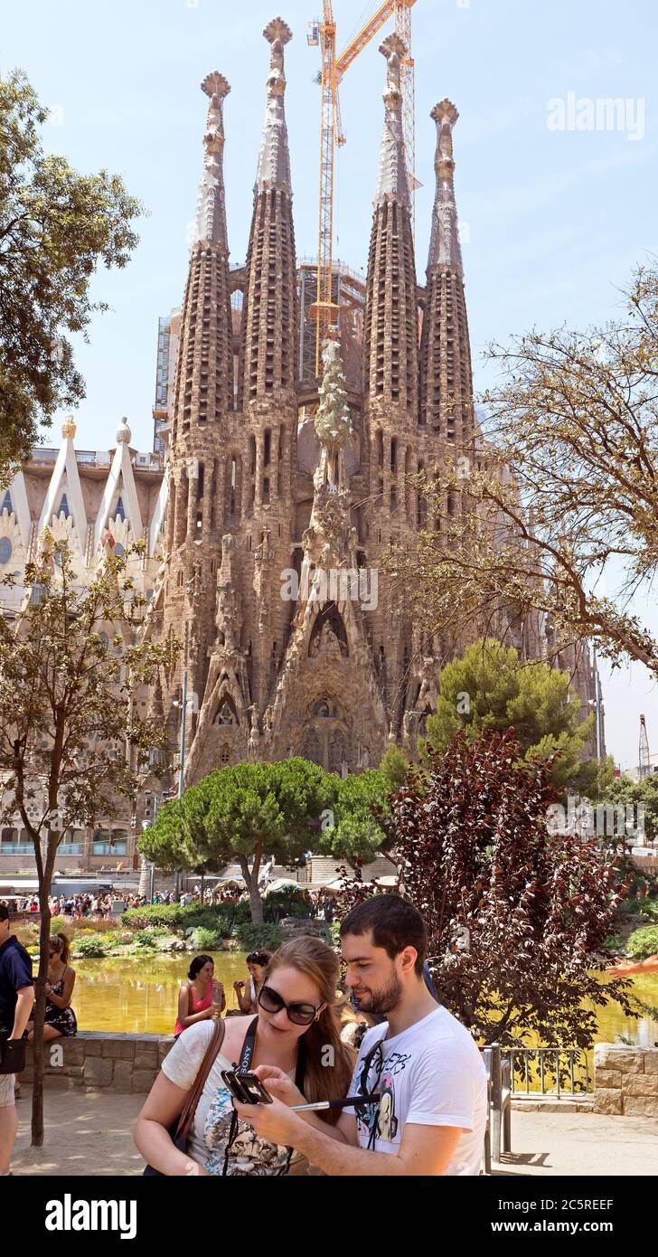 BARCELONE, ESPAGNE - 6 JUILLET 2015 : les personnes qui ont une vue sur le temple regardent leur selfie. La Sagrada Familia - l'impressionnante cathédrale conçue Banque D'Images