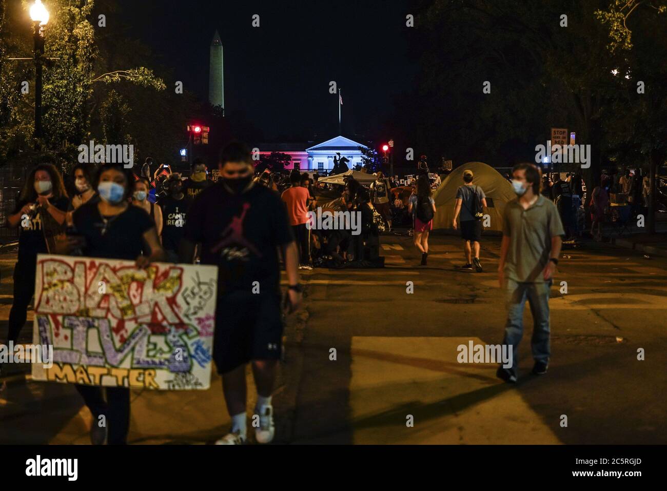 Washington, États-Unis. 04e juillet 2020. Des manifestants et des piétons traversent la Black Lives Matter Plaza tandis que la Maison Blanche est illuminée en arrière-plan pour les célébrations du 4 juillet, le samedi 4 juillet 2020 à Washington, DC. Photo de Leigh Vogel/UPI crédit: UPI/Alay Live News Banque D'Images