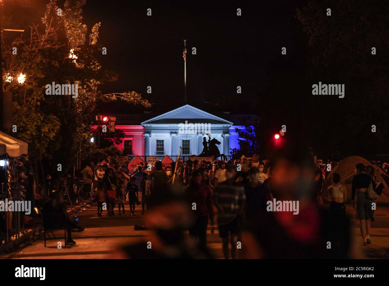 Washington, États-Unis. 04e juillet 2020. Des manifestants et des piétons traversent la Black Lives Matter Plaza tandis que la Maison Blanche est illuminée en arrière-plan pour les célébrations du 4 juillet, le samedi 4 juillet 2020 à Washington, DC. Photo de Leigh Vogel/UPI crédit: UPI/Alay Live News Banque D'Images