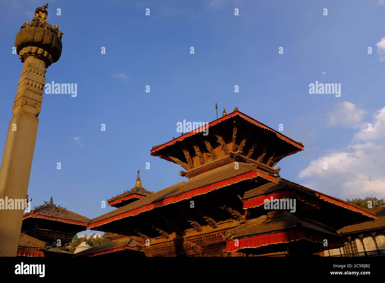 Un temple historique à l'intérieur de la place Kathmandu Durbar - un site classé au patrimoine mondial de l'UNESCO au Népal qui présente l'architecture népalaise. Banque D'Images