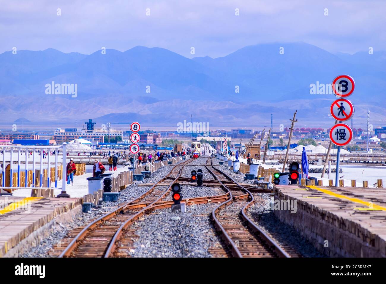 La voie de train de marchandises passe par le lac de sel de Chaka, province de Qinghai, Chine. Banque D'Images