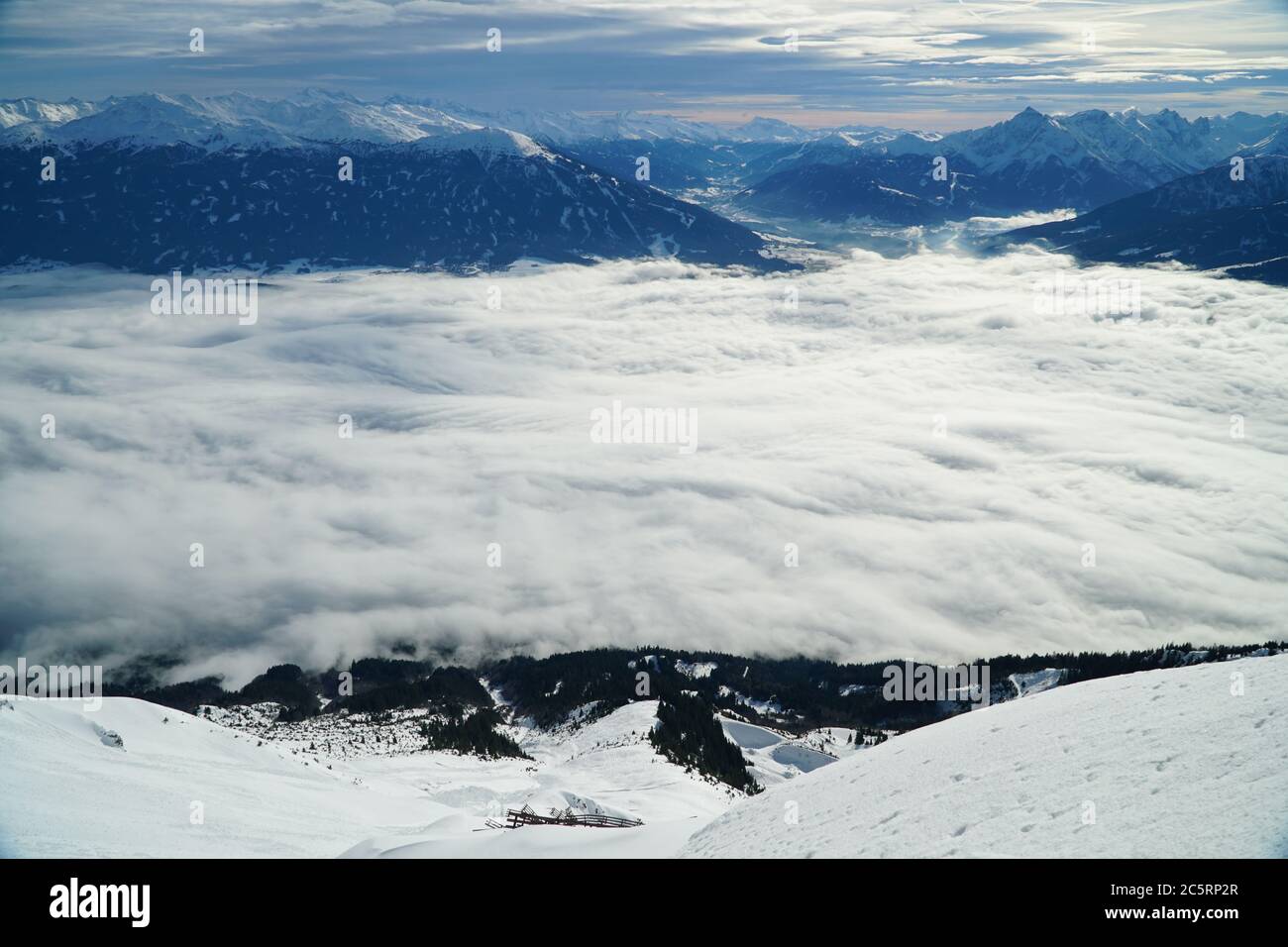 Vue sur la valeur de l'auberge avec Innsbruck caché sous les nuages Banque D'Images