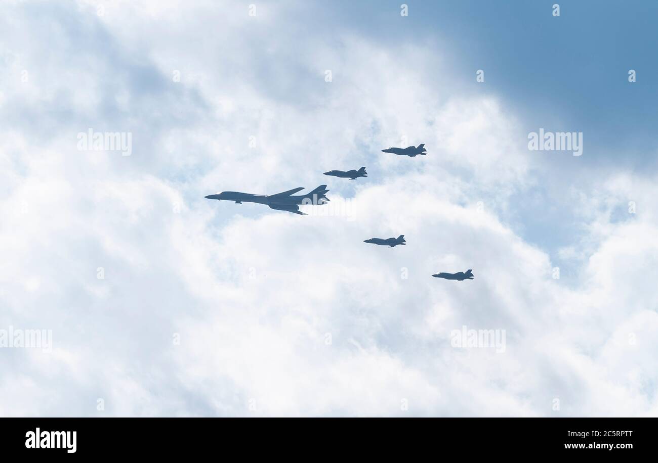 New York, NY - 4 juillet 2020 : bombardier B-1 avec escorte d'avions de chasse F-22 survole l'Hudson pendant la survol militaire du 4 juillet dans le cadre des célébrations du 4 juillet Banque D'Images