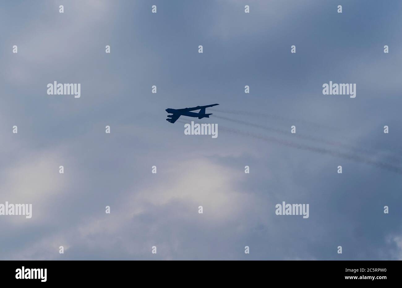 New York, NY - 4 juillet 2020 : une B-52 StratoFortress survole la rivière Hudson lors de la survol militaire du 4 juillet dans le cadre des célébrations du 4 juillet Banque D'Images