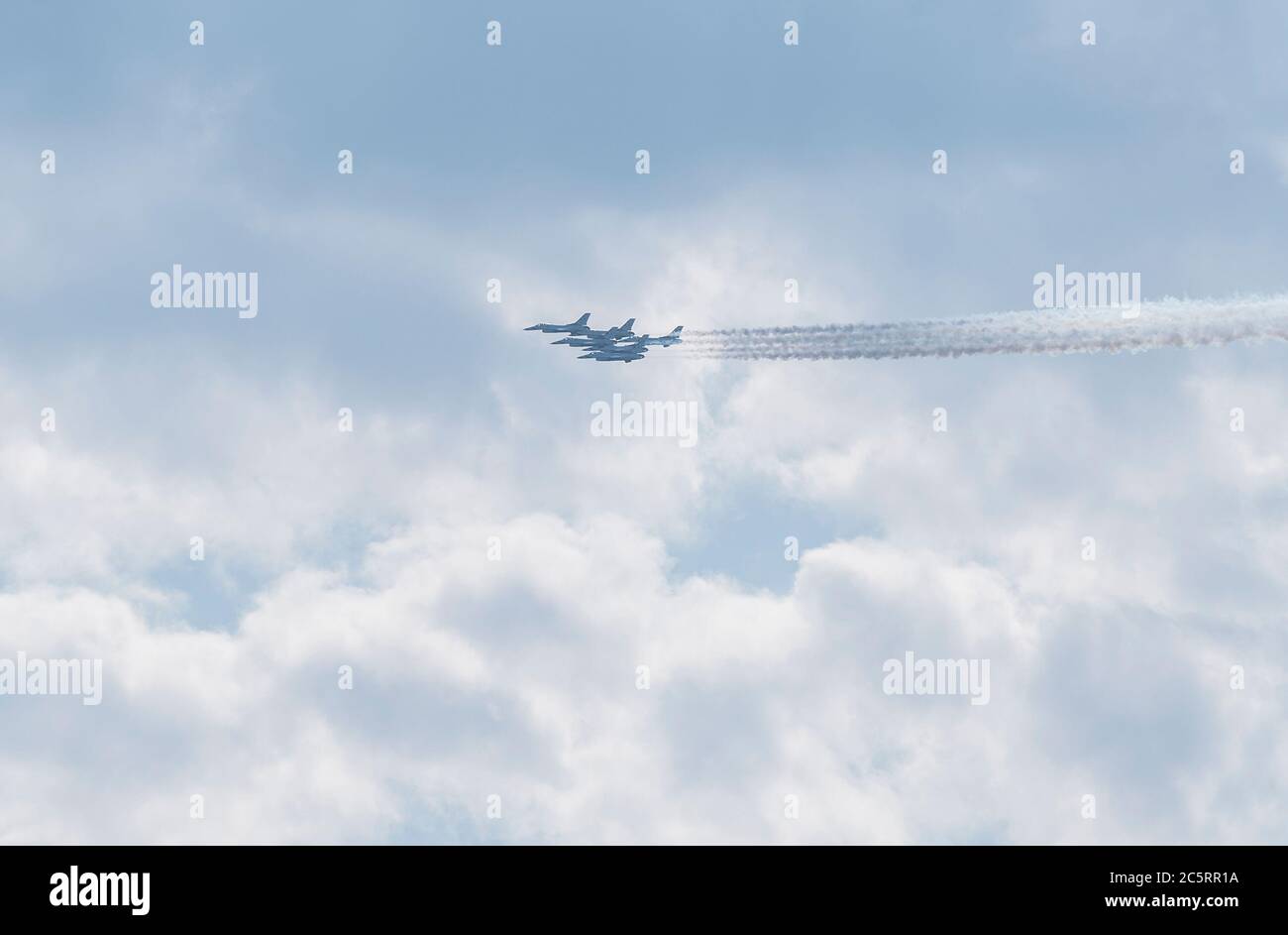 New York, États-Unis. 04e juillet 2020. Les Thunderbirds de la US Air Force survolent le fleuve Hudson lors de la survol militaire du 4 juillet dans le cadre des célébrations du 4 juillet à New York le 4 juillet 2020. Le survol comprenait cinq vagues, espacées de 15 secondes, et comprenait des groupes de chasseurs de Thunderbirds de la US Air Force, des bombardiers B-1, B-52 et B-2, des chasseurs de la Force aérienne F-15, des chasseurs de la Force aérienne F-22 et des F-35 du corps des Marines. (Photo de Lev Radin/Sipa USA) crédit: SIPA USA/Alay Live News Banque D'Images