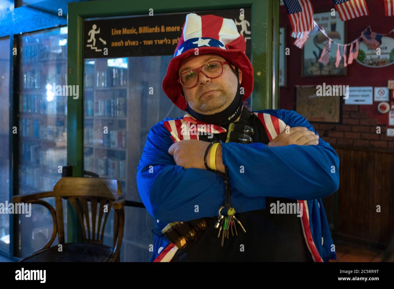 Un homme israélien habillé d'une tenue particulièrement patriotique Uncle Sam lors de la célébration du jour de l'indépendance du 4 juillet aux États-Unis dans le pub Mike's place à Jérusalem-Ouest Israël Banque D'Images