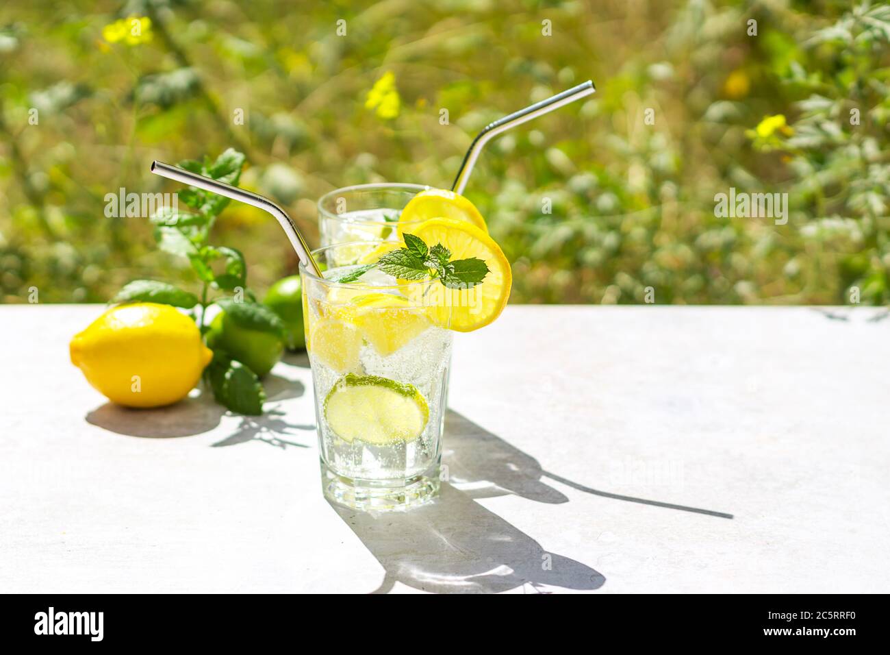 Deux verres de limonade d'été Banque D'Images