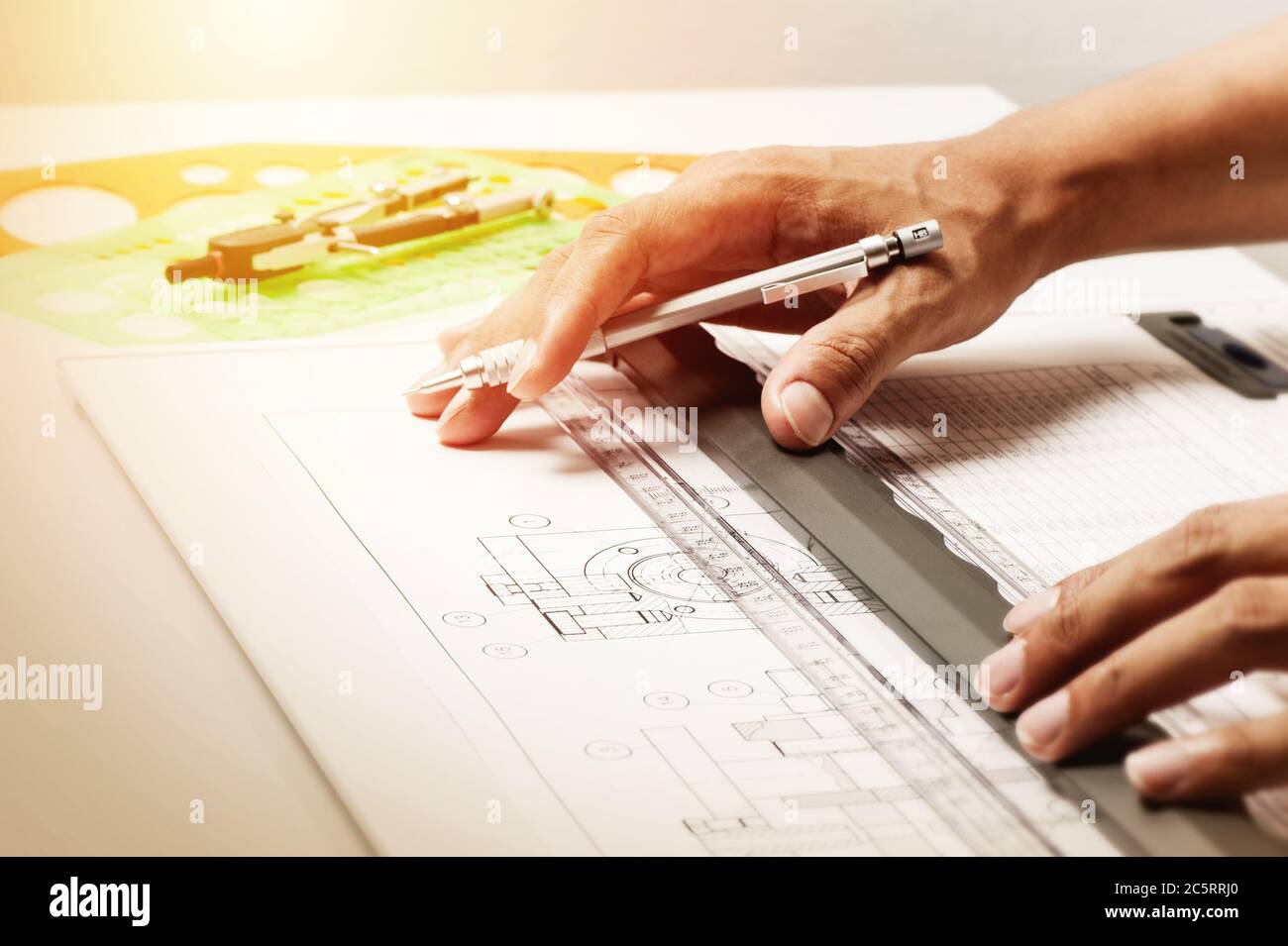 gros plan de la main du technicien tout en utilisant les outils de dessin industriel, concept de dessin industriel. Banque D'Images