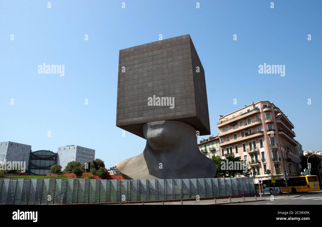 Un cube de bâtiment de sept étages en forme de tête humaine. C'est la  première sculpture monumentale habitable au monde. NICE, FRANCE - 2 MAI :  tête carrée - bu Photo Stock - Alamy