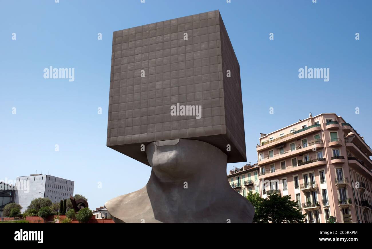 NICE, FRANCE - 2 MAI : carré Head - cube de construction en forme de  sculpture de tête humaine le 2 mai 2013 à Nice, France. Les auteurs sont le  sculpteur Sacha Sosno et Photo Stock - Alamy