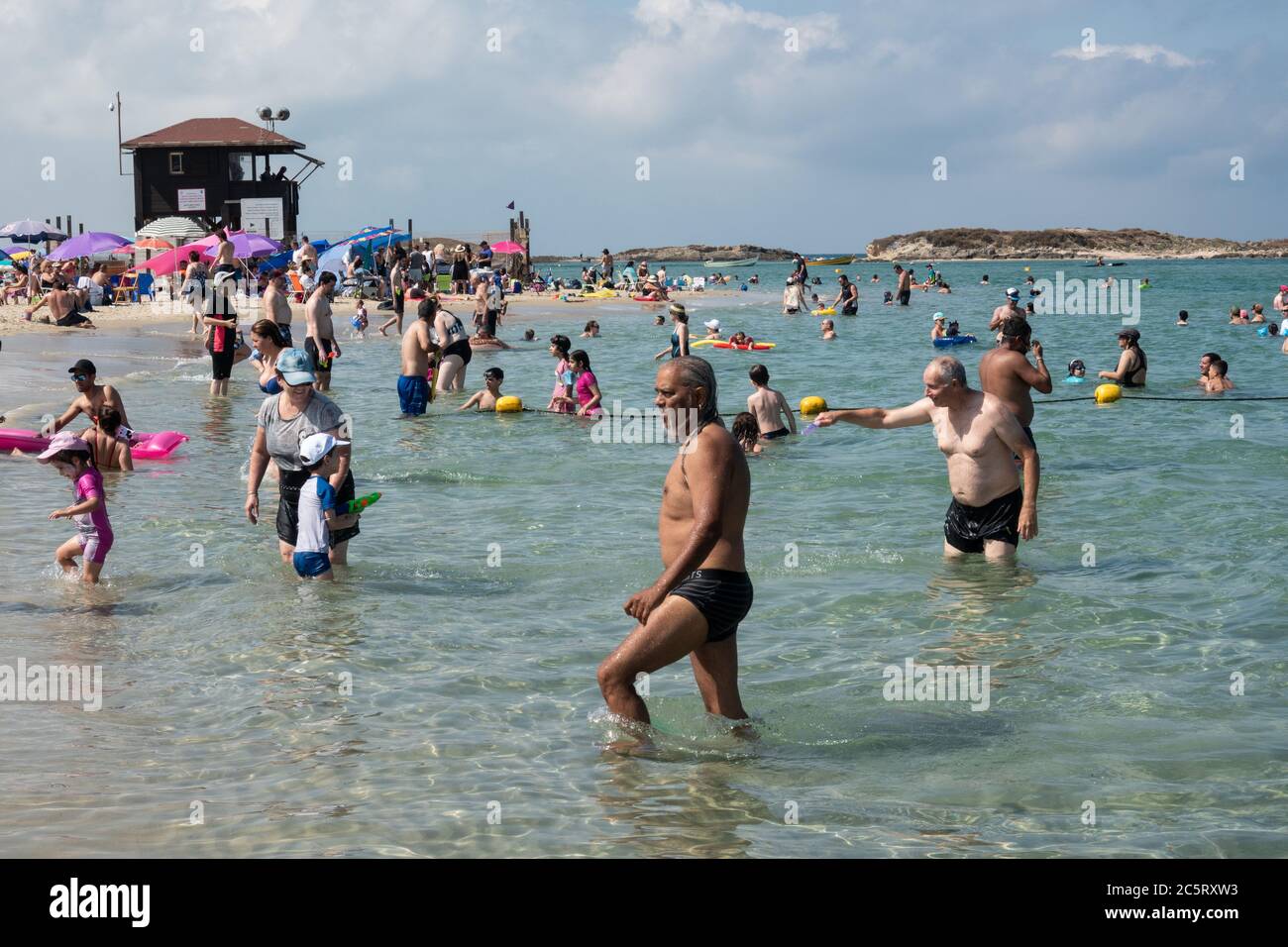 Conseil régional Hof Hacarmel, Israël. 4 juillet 2020. Les baigneurs profitent d'un week-end au soleil à la plage de Nachsholim, sur la Méditerranée, en méfiant les restrictions du coronavirus et les distances sociales, alors que les taux d'infection se renouvellent au cours des dernières semaines dans ce que certains appellent une « vague seconde ». Crédit : NIR Amon/Alamy Live News Banque D'Images