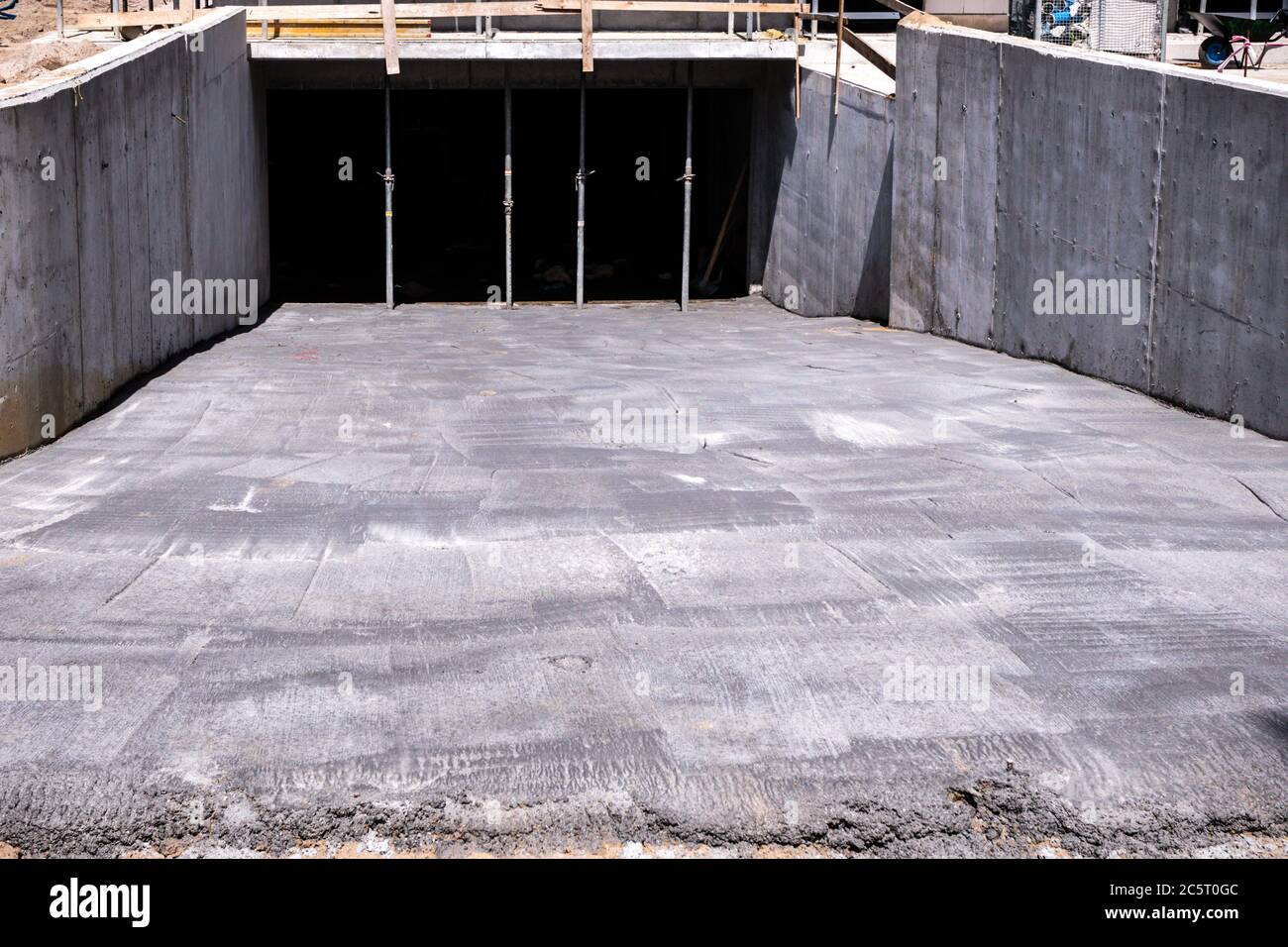 le béton coulé et l'allée de garage souterrain dans le bâtiment Banque D'Images