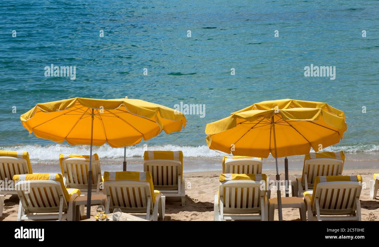 Beach parasol nice cote azur Banque de photographies et d'images à haute  résolution - Alamy