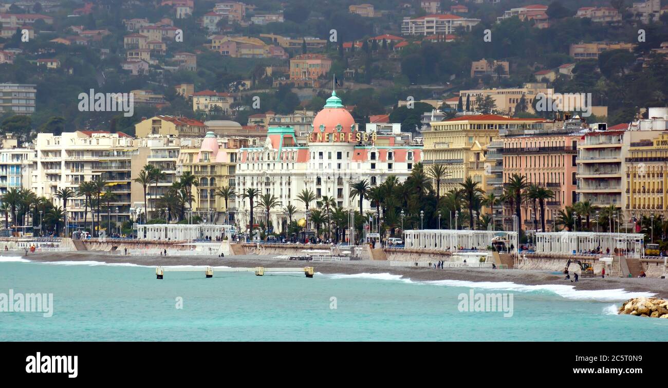 NICE, FRANCE - AVRIL 27 : station balnéaire de luxe de la Côte d'azur avec vue sur l'hôtel Negresco le 27 avril 2013 à Nice, France. L'hôtel Negresco est le célèbre Banque D'Images