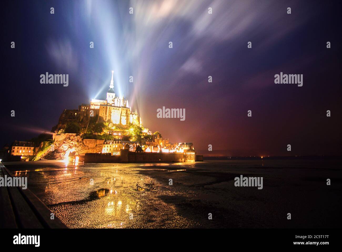 Mont-Saint-Michel avec éclairage nocturne coloré Photo Stock - Alamy