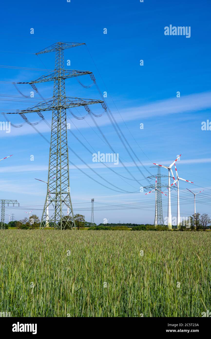 Les lignes électriques et les éoliennes vu en Allemagne Banque D'Images