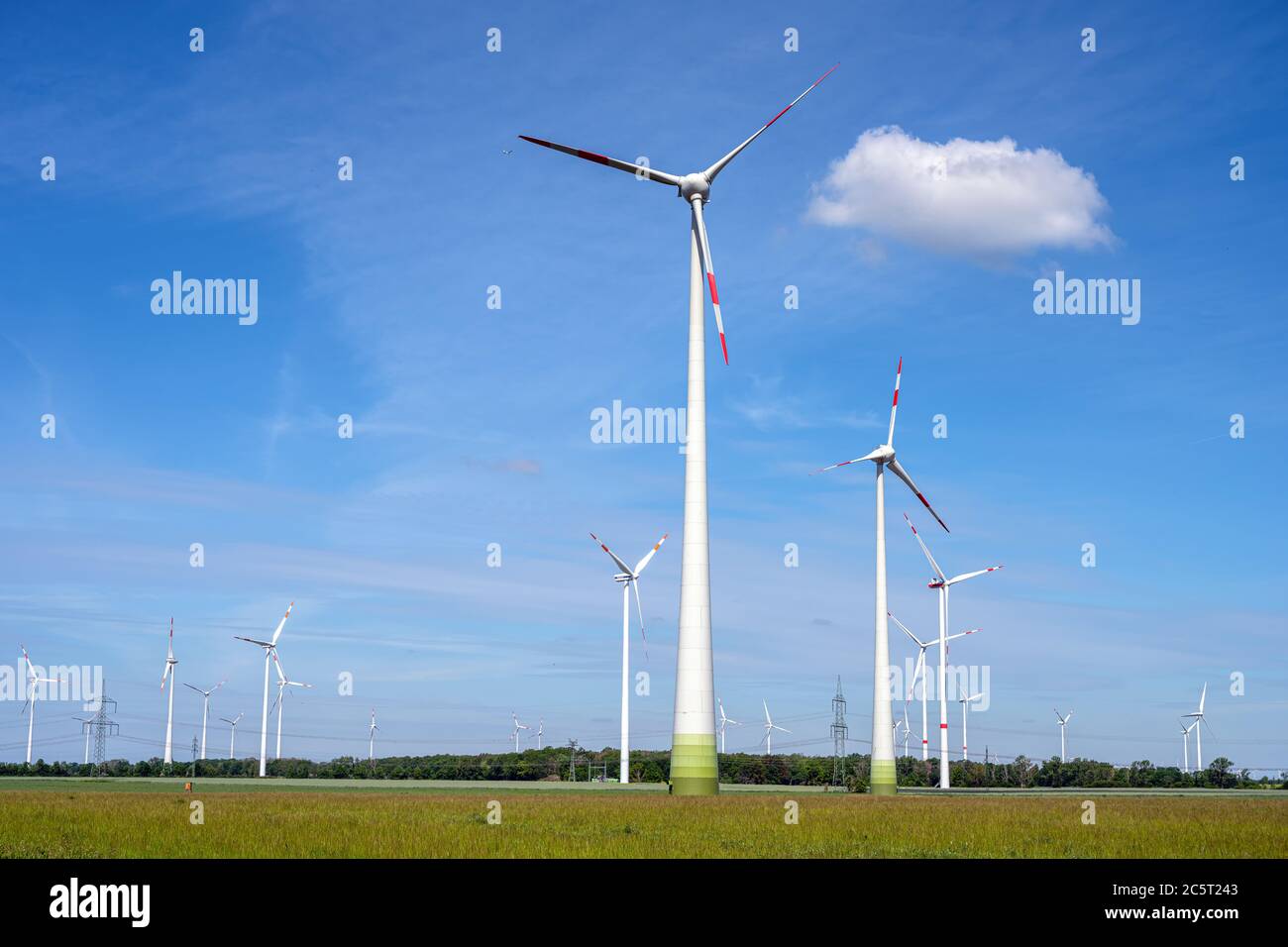 Éoliennes modernes vues dans les zones rurales de l'Allemagne Banque D'Images