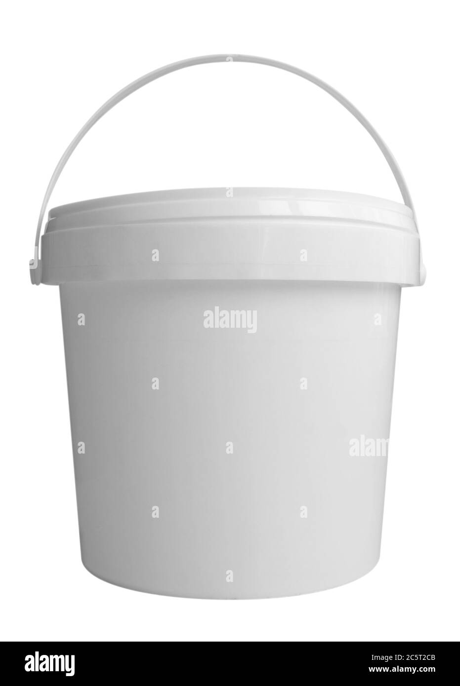 Contenant en plastique pour les produits laitiers. Isolé sur un blanc. Masque inclus. Banque D'Images