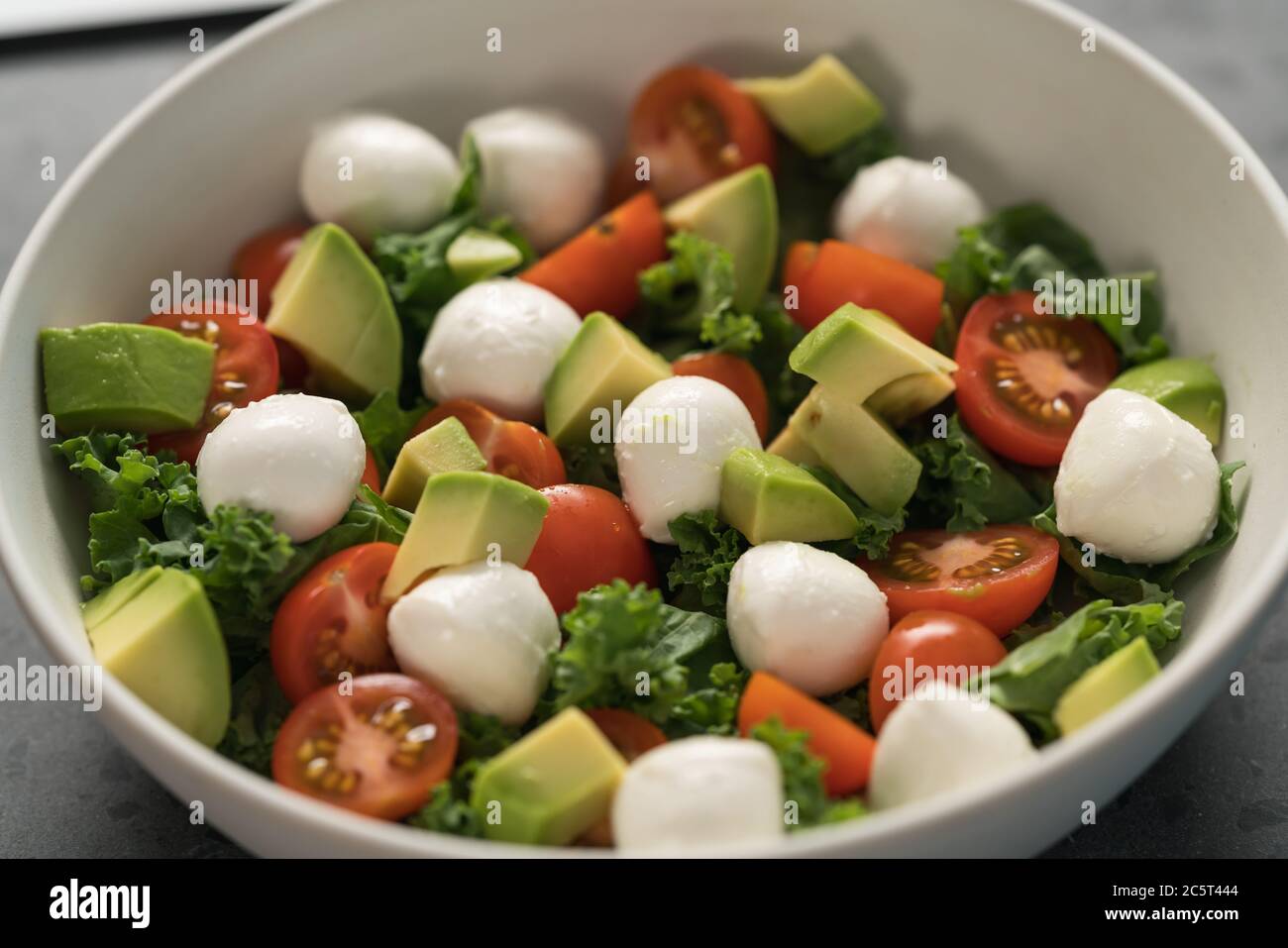 Salade avec avocat, tomates et mozzarella en gros plan Banque D'Images