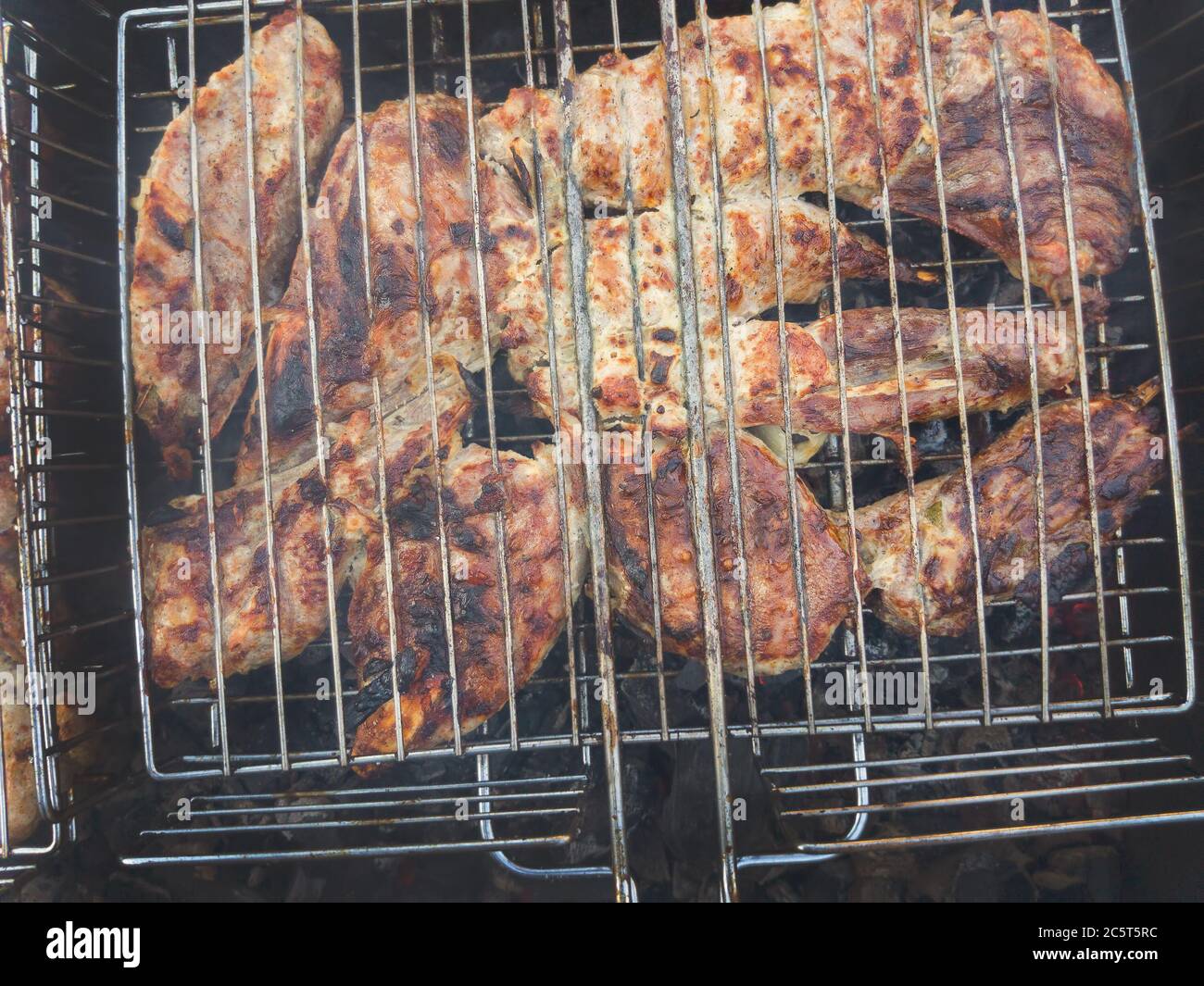 Délicieux kebab de poulet, grillé et doré, cuit au charbon de bois avec de  la fumée Photo Stock - Alamy