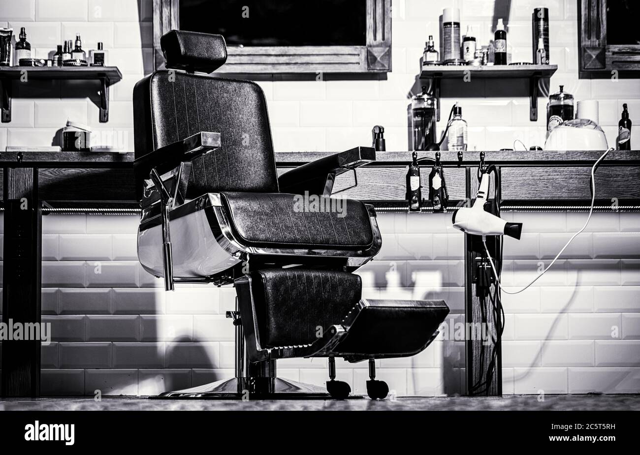 Thème barbershop. Coiffeur à l'intérieur du salon de coiffure. Noir et blanc. Chaise de salon de coiffure. Élégant fauteuil de coiffure vintage. Fauteuil de bar, moderne Banque D'Images