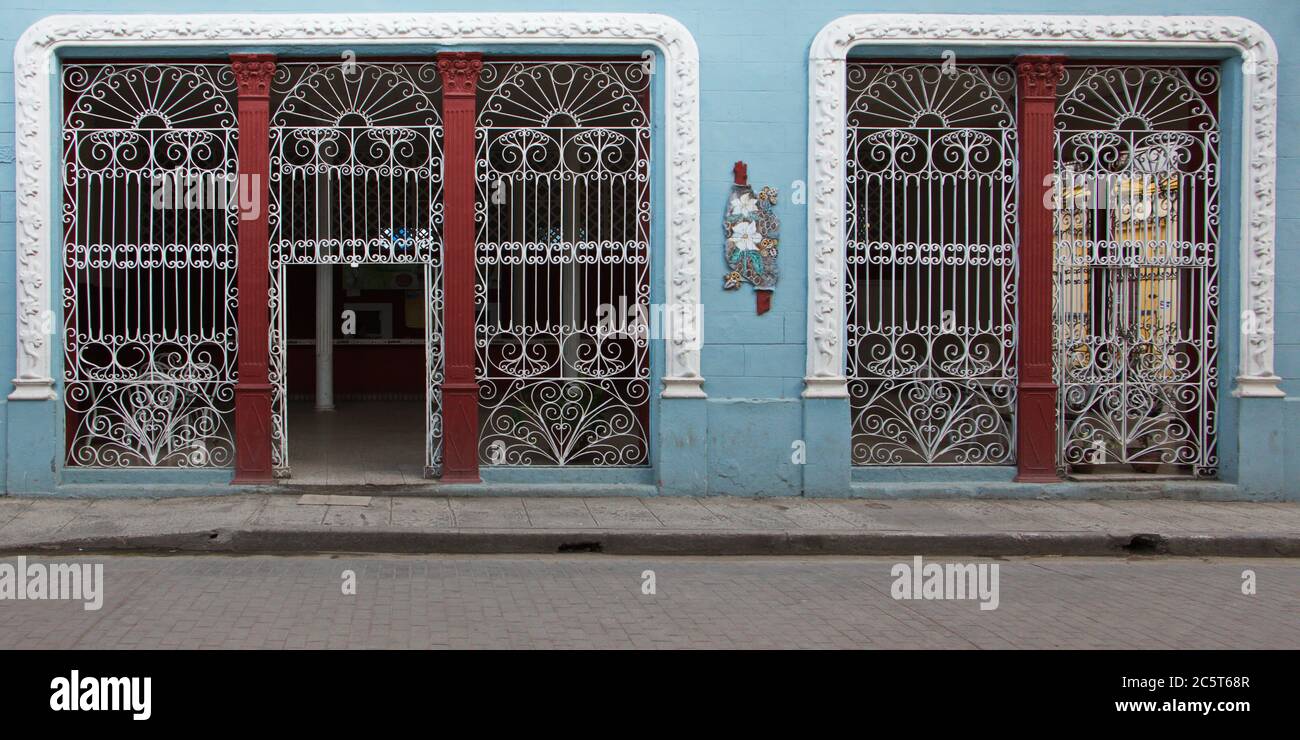 Grille sur une maison à Camaguey à Cuba, Caraïbes, Amérique Banque D'Images