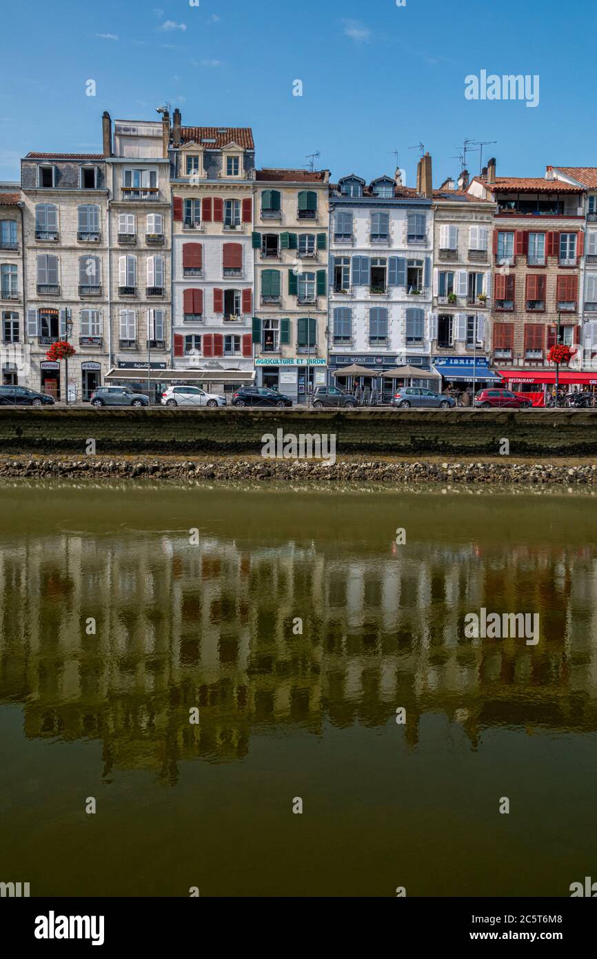 Façades traditionnelles aux fenêtres colorées de Bayonne, pays basque, France Banque D'Images