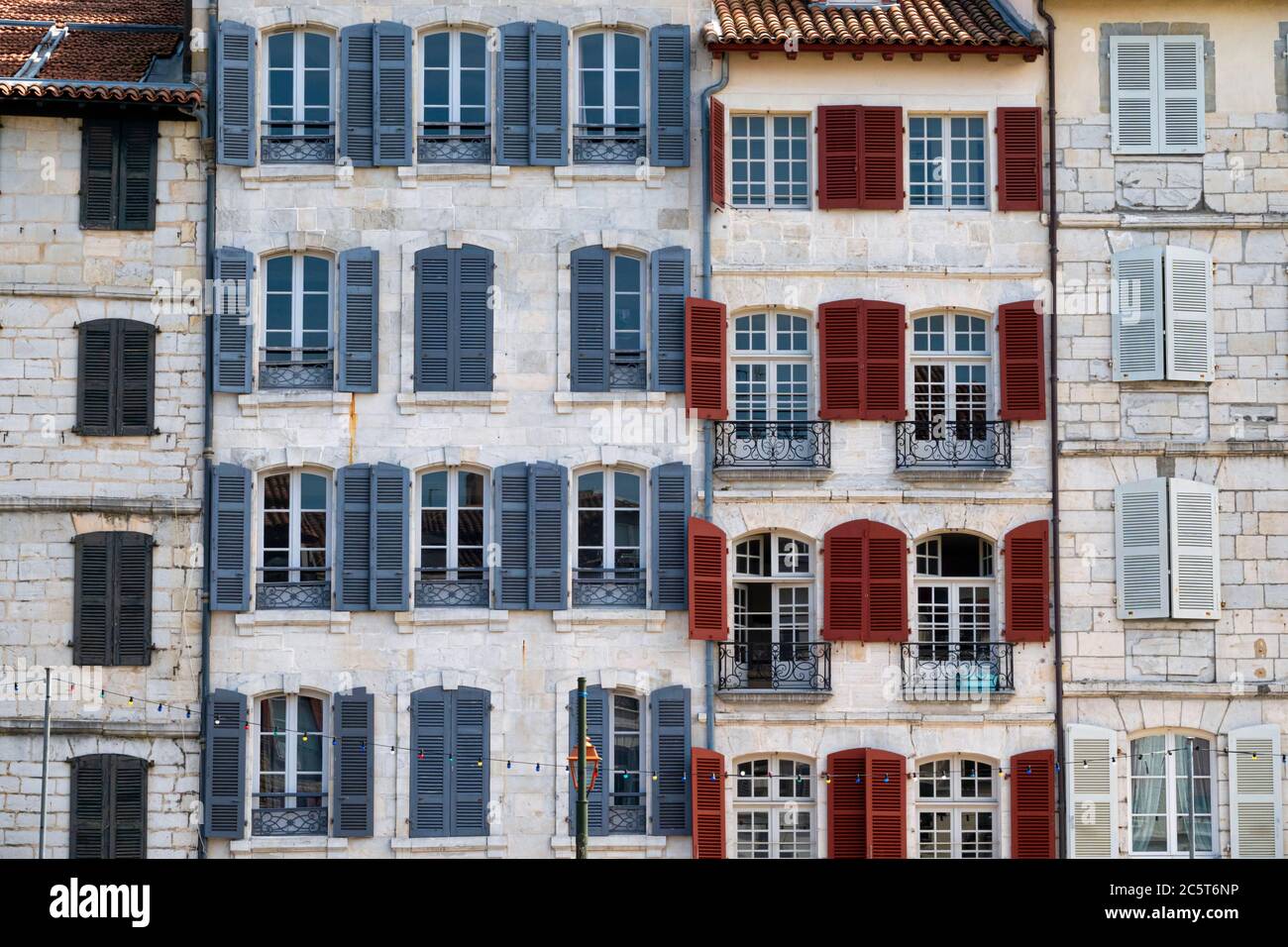 Façades traditionnelles aux fenêtres colorées de Bayonne, pays basque, France Banque D'Images