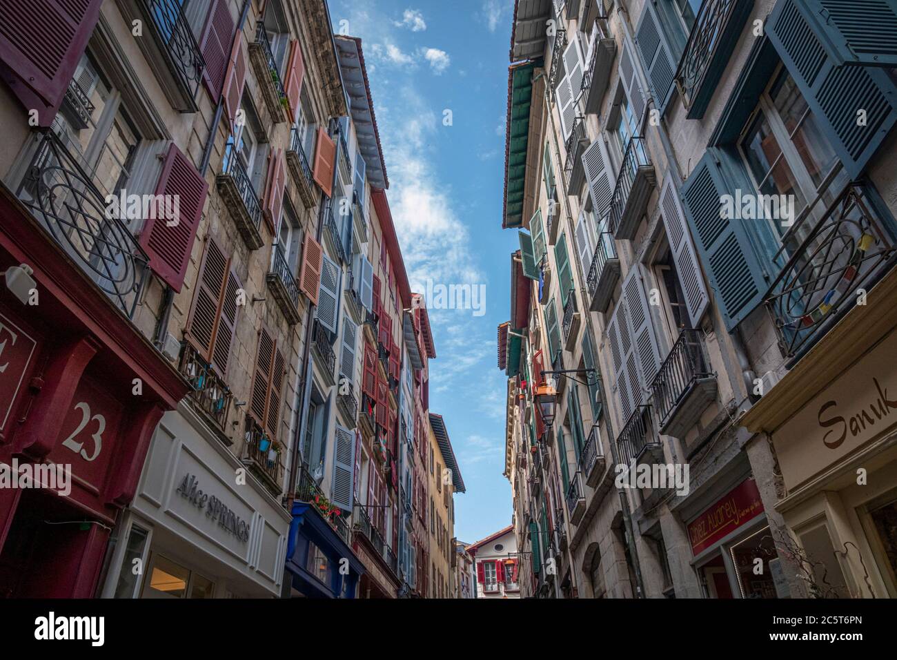 Façades traditionnelles aux fenêtres colorées de Bayonne, pays basque, France Banque D'Images