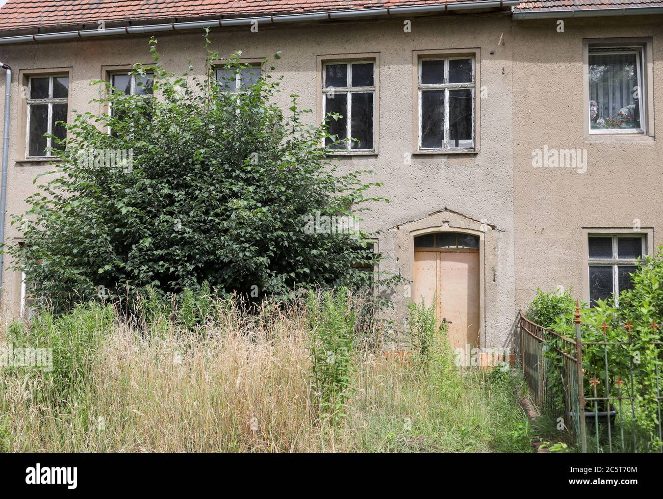 Leisnig, Allemagne. 29 juin 2020. Le jardin en face d'une maison vide est très surcultivé. Comme beaucoup d'autres petites villes avec des racines médiévales, Leisnig a un haut degré de construction. Adapter le centre-ville historique densément construit aux exigences de la vie moderne est un grand défi. Une tentative pourrait être de boyaux partiellement les cours étroites et de les convertir en espaces verts semi-publics ou en jardins. Credit: Jan Woitas/dpa-Zentralbild/ZB/dpa/Alay Live News Banque D'Images