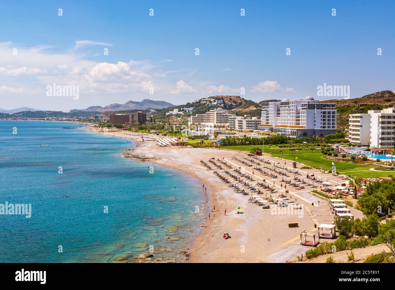 Belle plage de sable à Faliraki. Île de Rhodes, Dodécanèse, Grèce. Banque D'Images
