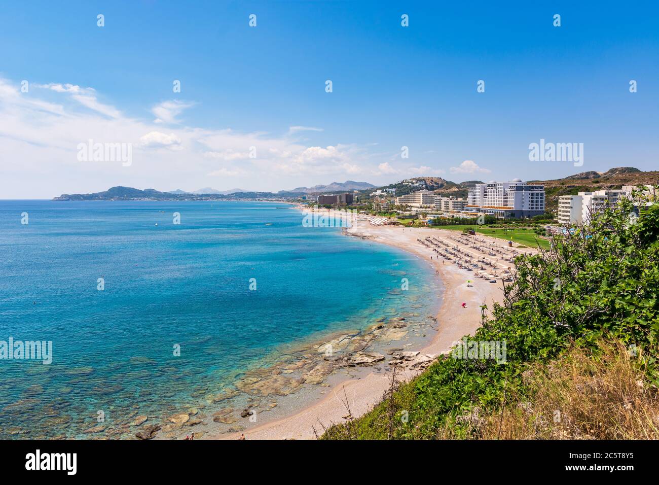 Vue sur la baie avec plage de sable à Faliraki. L'île de Rhodes, Dodécanèse, Grèce. Banque D'Images
