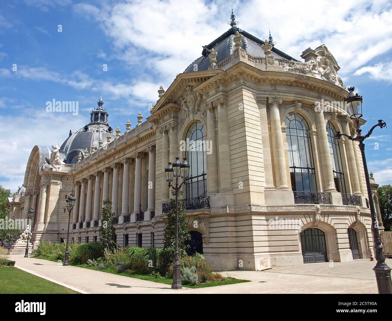 Petit Palais (petit Palais) à Paris, France. Le petit Palais construit pour l'exposition universelle en 1900, il abrite maintenant le Musée des Beaux de la ville de Paris Banque D'Images