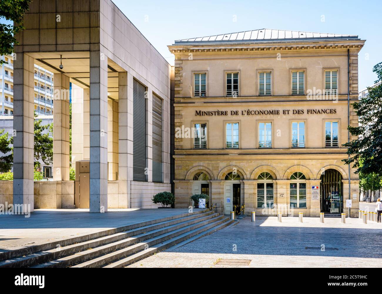 Vue de face du bâtiment de réception du Ministère de l'économie et des finances dans le quartier Bercy à Paris, France. Banque D'Images