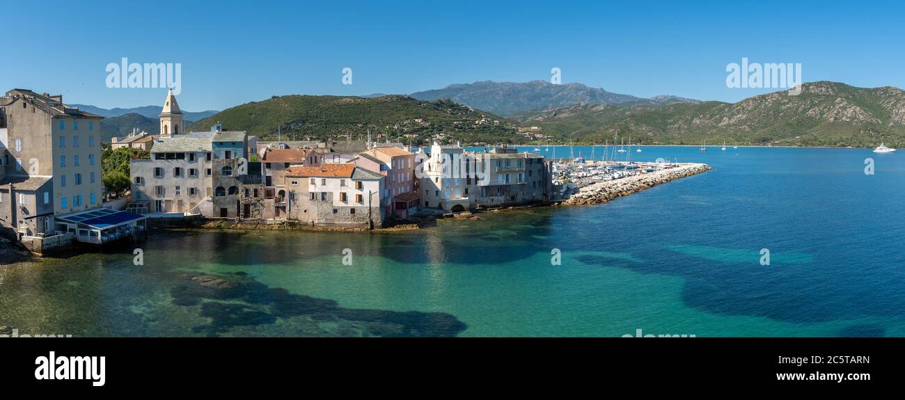 La meilleure vue sur le village de Saint-Florent en Corse sous un grand ciel bleu en été Banque D'Images