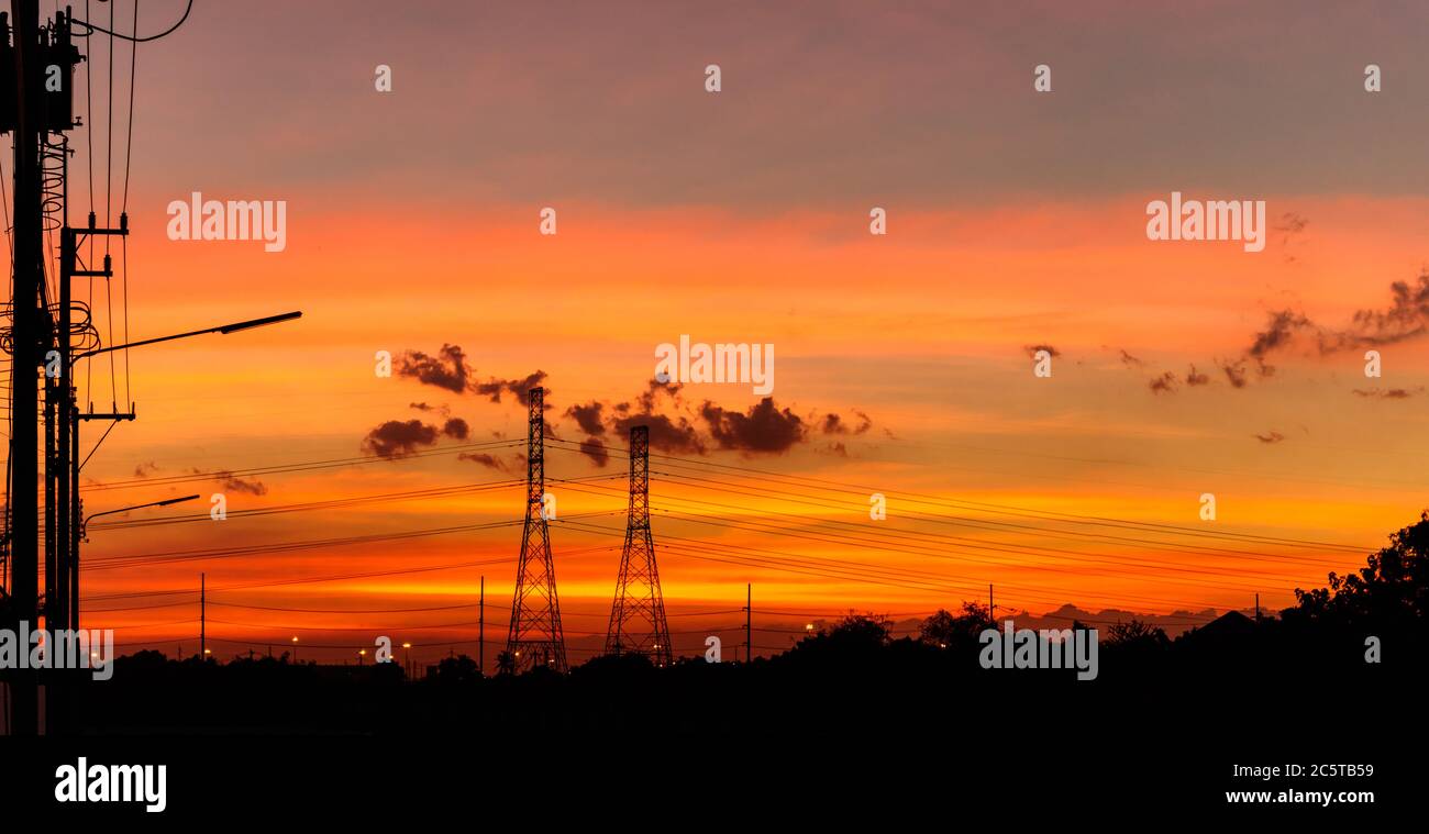 Tour d'antenne de communication pour téléphone portable avec silhouette sur fond de ciel de coucher de soleil Banque D'Images