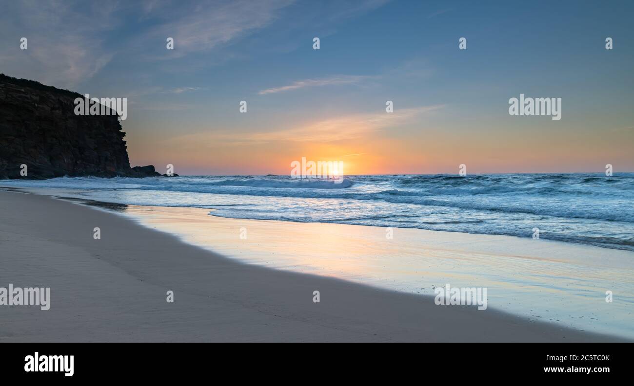 Sunrise Seascape Panorama à la plage depuis Redhead Beach sur la côte centrale de Nouvelle-Galles du Sud, Australie Banque D'Images