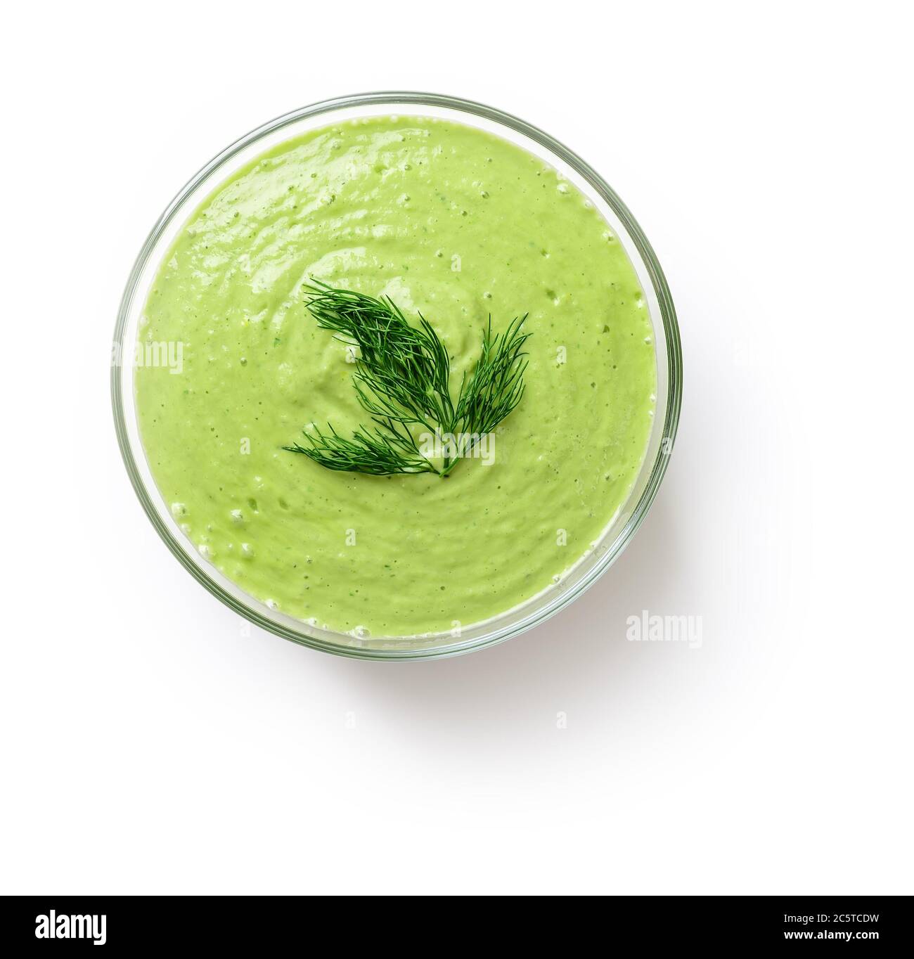 Purée de soupe de concombre frais dans un bol en verre isolé sur fond blanc. Soupe de nourriture crue de yaourt grec, concombre cru, avocat, poivron. Banque D'Images