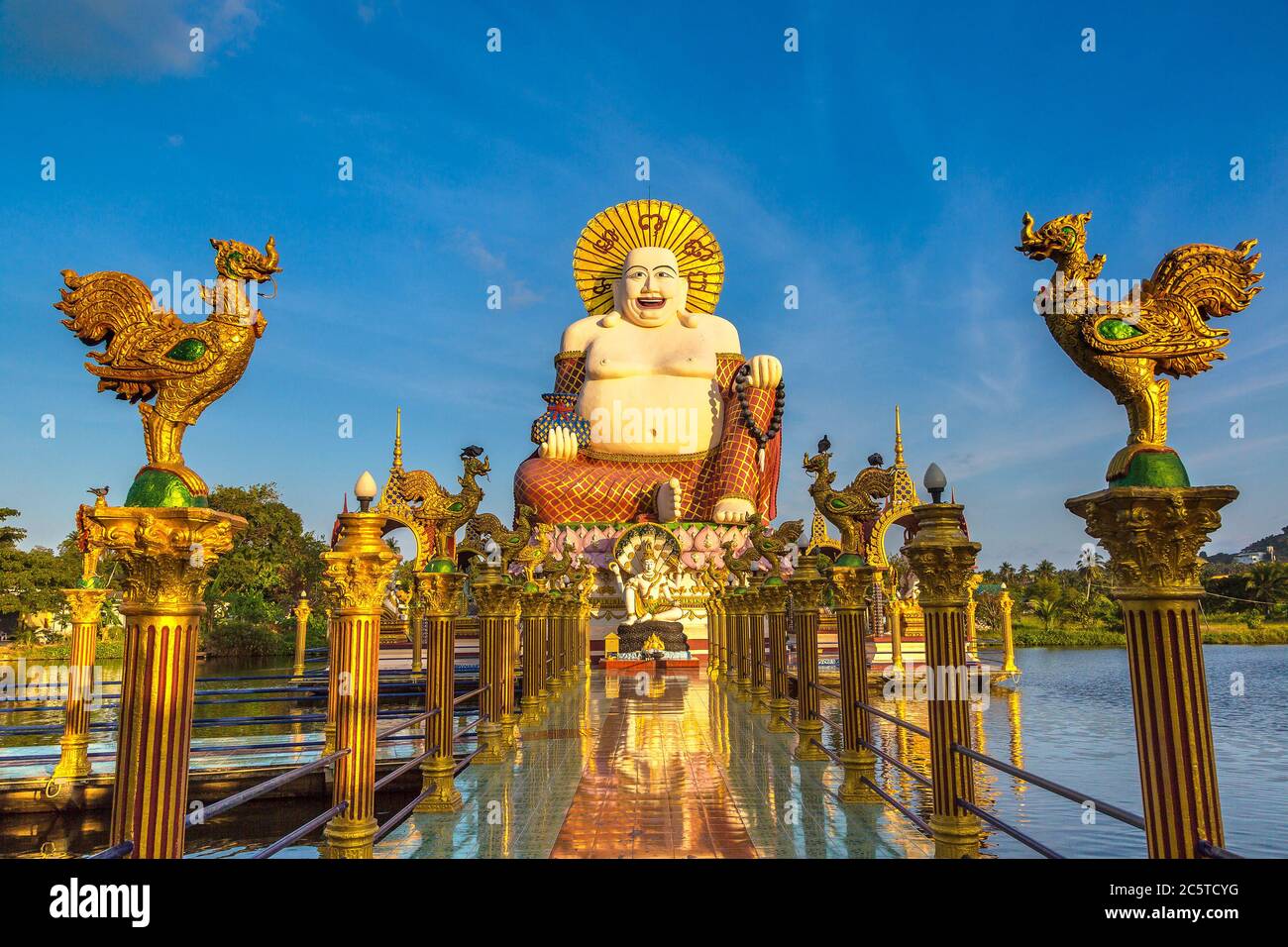 Statue de bouddha géant souriant ou heureux au temple de Wat Plai Laem, Samui, Thaïlande en été Banque D'Images