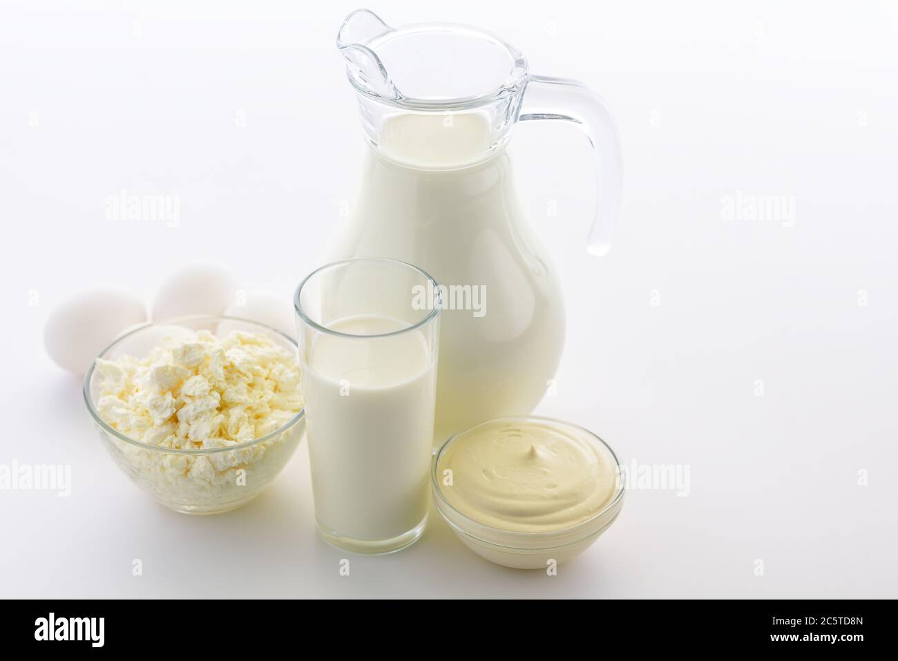 Crème fraîche et fromage cottage, ainsi que du lait de chèvre et des œufs. Les produits laitiers soutiennent la santé osseuse. Banque D'Images