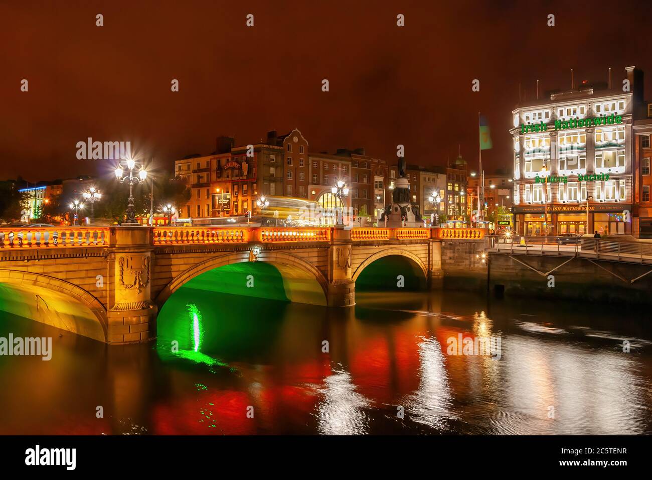 Ville de Dublin en Irlande la nuit, pont O'Connell sur la rivière Liffey dans le centre-ville. Banque D'Images